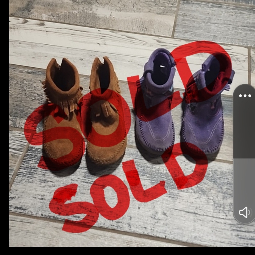 Used Minnetonka toddler size 11 shoes